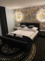 Okrągły kinkiet ścienny MIRROR z ledowy pierścień 3000K do łazienki LP-999/1W S BK Light Prestige